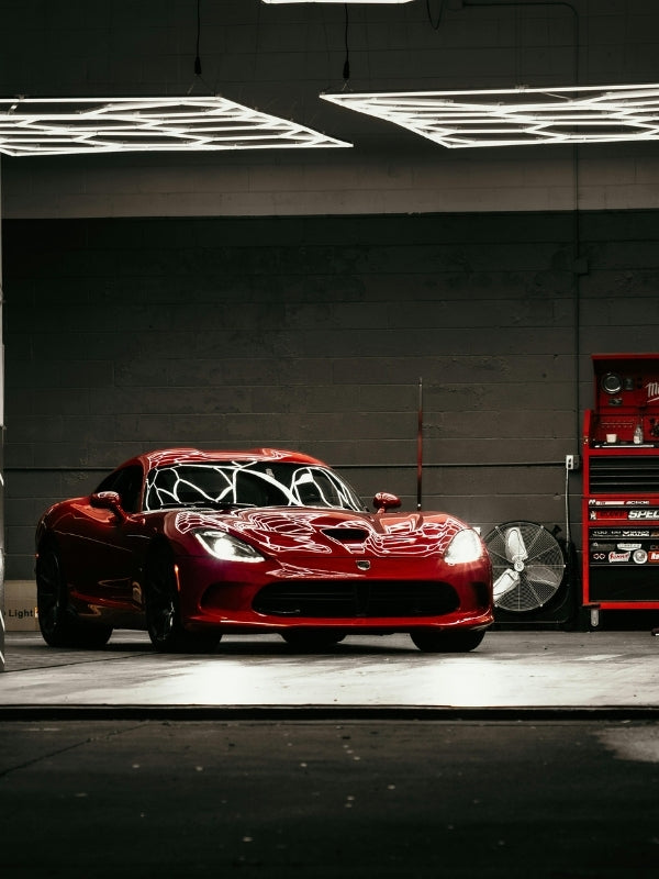 voiture propre dans un garage avec un établi