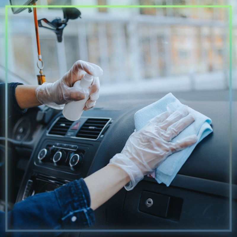 Nettoyage intérieur de voiture avec gant, microfibre et spray désinfectant – entretien tableau de bord et surfaces plastiques