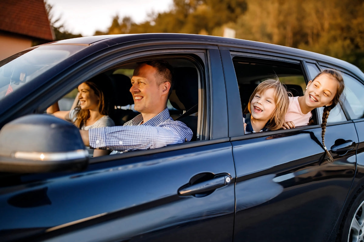 une famille en voiture semblant heureuse