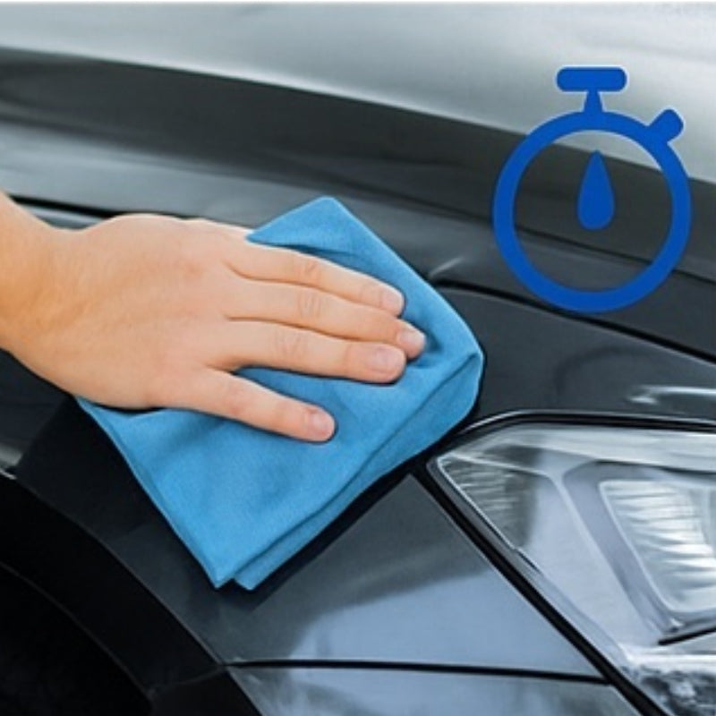 personne nettoyant une voiture avec un chiffon